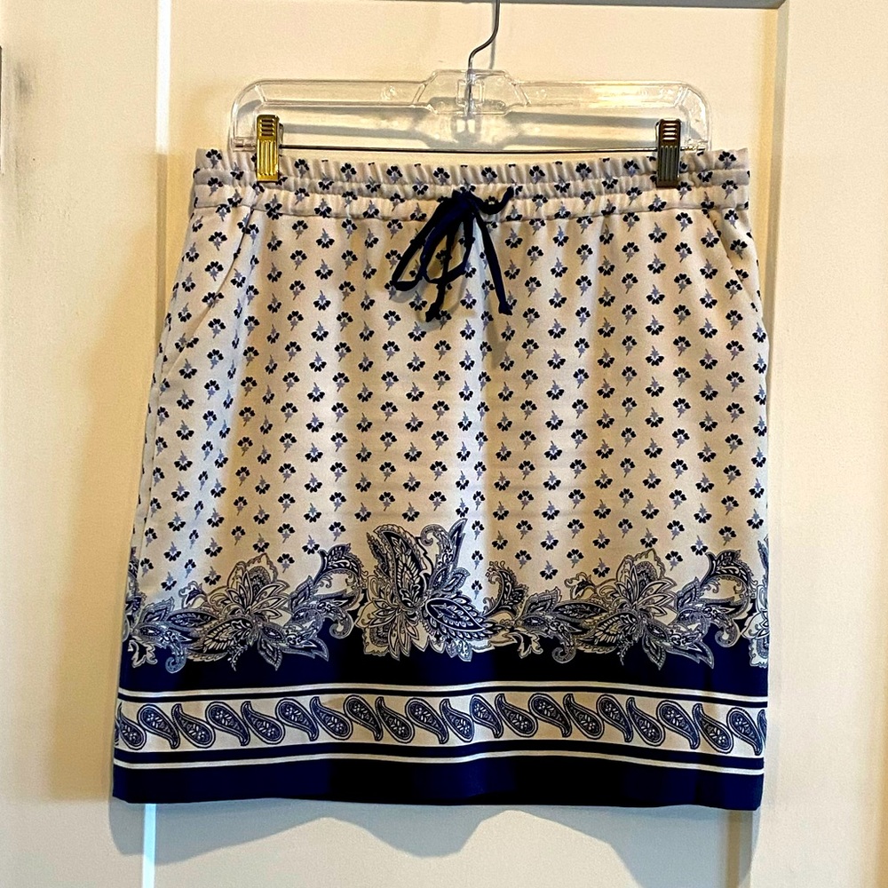 Romantic skirt w/ pockets. Perfect for spring / summer! Ann Taylor small.